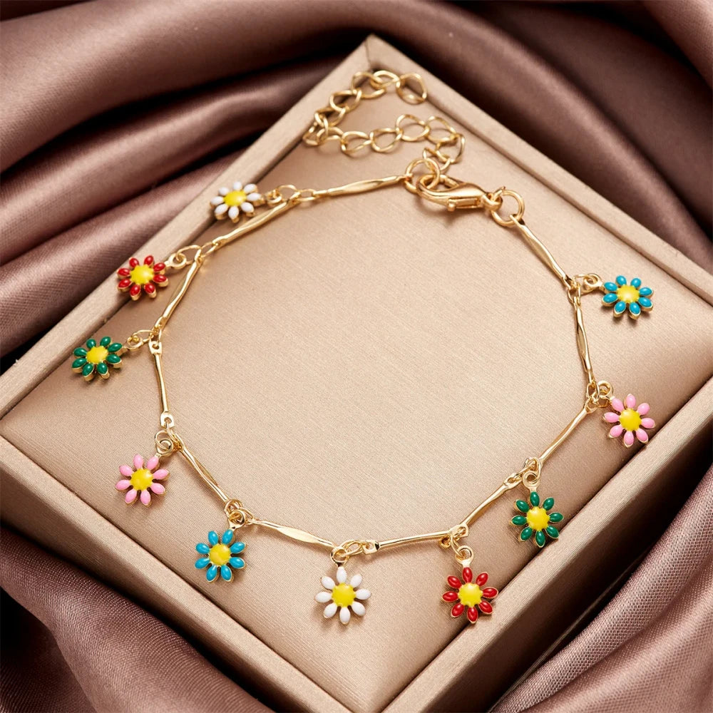 Minimalist Daisy Flower Charm Bracelet – Gold Tone