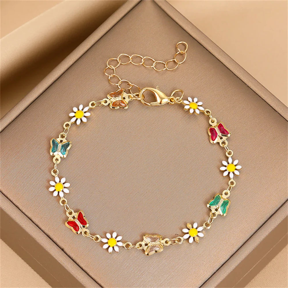 Minimalist Daisy Flower Charm Bracelet – Gold Tone